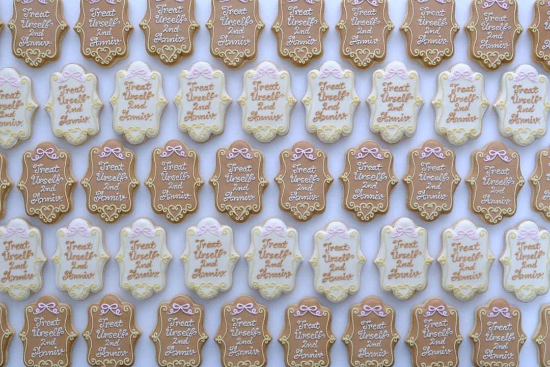 KUNIKAのインスタグラム：「@__treat.urself__ 2nd Anniversary cookies⚜️﻿ ﻿ ﻿ ﻿ #artofkunika #sugarcookies #decoratedcookies #cookieart #decoratedsugarcookies #royalicing #royalicingcookies #cookiedecorating #customcookies #cookiesofinstagram #cookiedesign #cookieartist #instacookie #アイシングクッキー ﻿ ﻿」