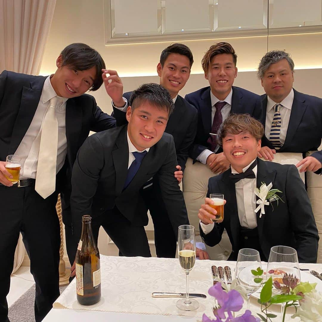 妹尾直哉のインスタグラム：「直毅くん、ご結婚おめでとうございます☺️✨ 式でガンバユース先輩方にも会えて楽しかったです⚽️✨」