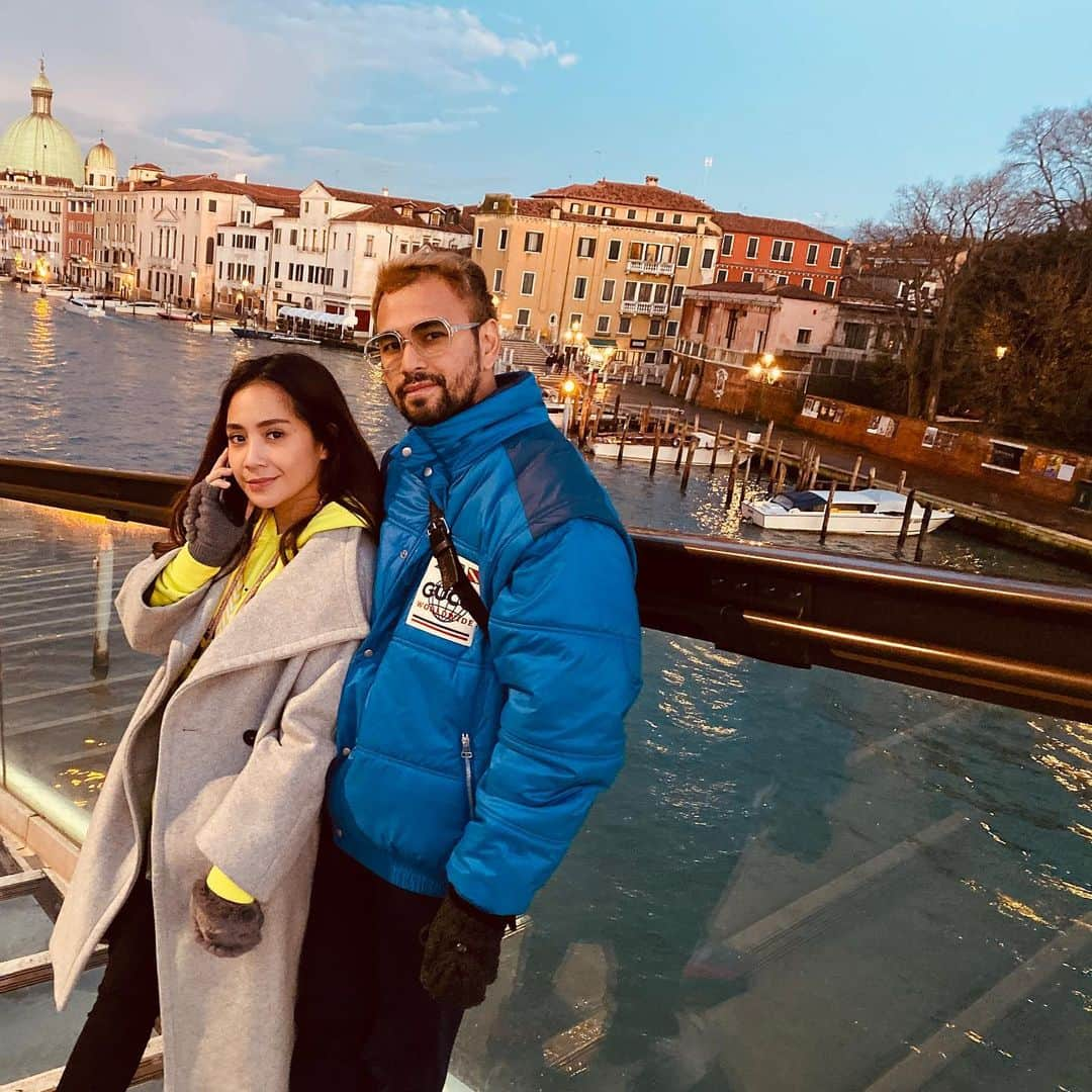 Raffi Ahmadさんのインスタグラム写真 - (Raffi AhmadInstagram)「Goodbye Venice ❤️🇮🇹 Romantis banget kota nya cuman saayang lagi hujan terus ... Mau kemana ? @tiketcom  #adatiketnya」12月22日 20時11分 - raffinagita1717