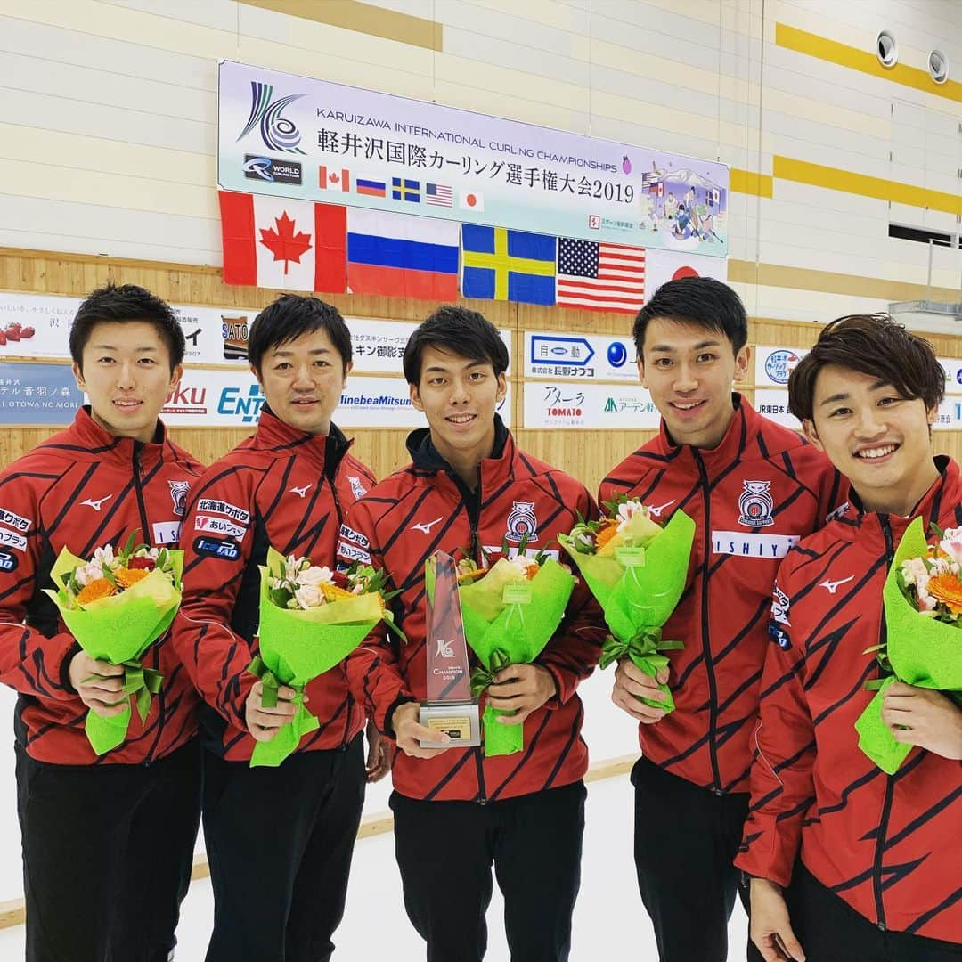 阿部晋也のインスタグラム：「軽井沢国際カーリング選手権大会2019に優勝しました🏆 連日の応援ありがとうございました‼️ 北海道日産様からサポートを受けたチーム用キャラバンの初陣を優勝で飾る事ができ、幸運も付けられたと思います✌️ 次は世界最終予選に向けて頑張ります🥌  #北海道コンサドーレ札幌 #コンサドーレカーリングチーム #軽井沢国際カーリング選手権大会2019  #北海道日産 #キャラバンnv350  #hardlinenation」