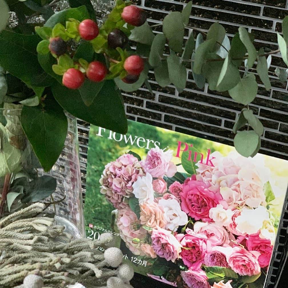 LEEさんのインスタグラム写真 - (LEEInstagram)「現在好評発売中の１月号ですが、付録の花カレンダーについて、カレンダー担当より、改めてオススメさせてください！  2020年度は「四季折々のピンクの花々」がテーマ。アレンジを手がけたのは今年4年目となる、「花屋　ウヴル」の田口一征さんです。  パッと目を引く表紙は、ピンクのグラデーションが華やかなローズやアジサイのブーケ。 新年から運気が上がること間違いなし！な表紙で私自身、リビングとキッチンカウンターの間の壁に華々しく飾りたいなあと思っています。  その月にふさわしいお花を撮影するため、毎年、カレンダーを製作するにあたっては1年をかけて撮影を行います。表紙、裏表紙を含めて14カットを採用するのですが、実際に撮影しているのはそれ以上。ページを開いて受け取る印象や、並びを考えた末、残念ながら選ぶことができなかったカットもあります。ファイナルカットをセレクトする際は、さながら手塩にかけて育てた可愛いお花モデルたちの最終オーディションが開催されるようだなといつも思ってしまいます。  田口さんを始め、撮影を担当してくれている松村隆史さん、スタイリストの河野亜紀さん、スタッフたちのお花への愛情がいっぱいに詰まったカレンダー。どのカットも大好きなのですが、個人的な好みで言うと、２月のヒヤシンスとクリスマスローズを使ったさりげないアレンジが好きで、今から楽しみにしています。冬の朝を思わせるようなサーモンピンクのアレンジ。実際にこんな風に飾れたら素敵！アレンジのヒントも満載の１冊、是非１年間、飾ってもらえたら嬉しいです。 （副編K子）  #LEE1月号 #magazinelee #花のある暮らし #1月号付録 #ウヴル」12月22日 20時27分 - magazinelee