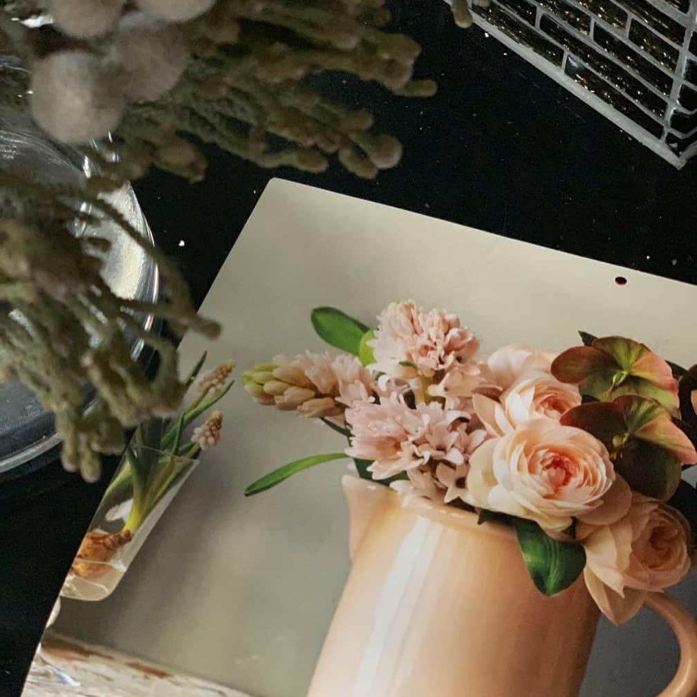 LEEさんのインスタグラム写真 - (LEEInstagram)「現在好評発売中の１月号ですが、付録の花カレンダーについて、カレンダー担当より、改めてオススメさせてください！  2020年度は「四季折々のピンクの花々」がテーマ。アレンジを手がけたのは今年4年目となる、「花屋　ウヴル」の田口一征さんです。  パッと目を引く表紙は、ピンクのグラデーションが華やかなローズやアジサイのブーケ。 新年から運気が上がること間違いなし！な表紙で私自身、リビングとキッチンカウンターの間の壁に華々しく飾りたいなあと思っています。  その月にふさわしいお花を撮影するため、毎年、カレンダーを製作するにあたっては1年をかけて撮影を行います。表紙、裏表紙を含めて14カットを採用するのですが、実際に撮影しているのはそれ以上。ページを開いて受け取る印象や、並びを考えた末、残念ながら選ぶことができなかったカットもあります。ファイナルカットをセレクトする際は、さながら手塩にかけて育てた可愛いお花モデルたちの最終オーディションが開催されるようだなといつも思ってしまいます。  田口さんを始め、撮影を担当してくれている松村隆史さん、スタイリストの河野亜紀さん、スタッフたちのお花への愛情がいっぱいに詰まったカレンダー。どのカットも大好きなのですが、個人的な好みで言うと、２月のヒヤシンスとクリスマスローズを使ったさりげないアレンジが好きで、今から楽しみにしています。冬の朝を思わせるようなサーモンピンクのアレンジ。実際にこんな風に飾れたら素敵！アレンジのヒントも満載の１冊、是非１年間、飾ってもらえたら嬉しいです。 （副編K子）  #LEE1月号 #magazinelee #花のある暮らし #1月号付録 #ウヴル」12月22日 20時27分 - magazinelee