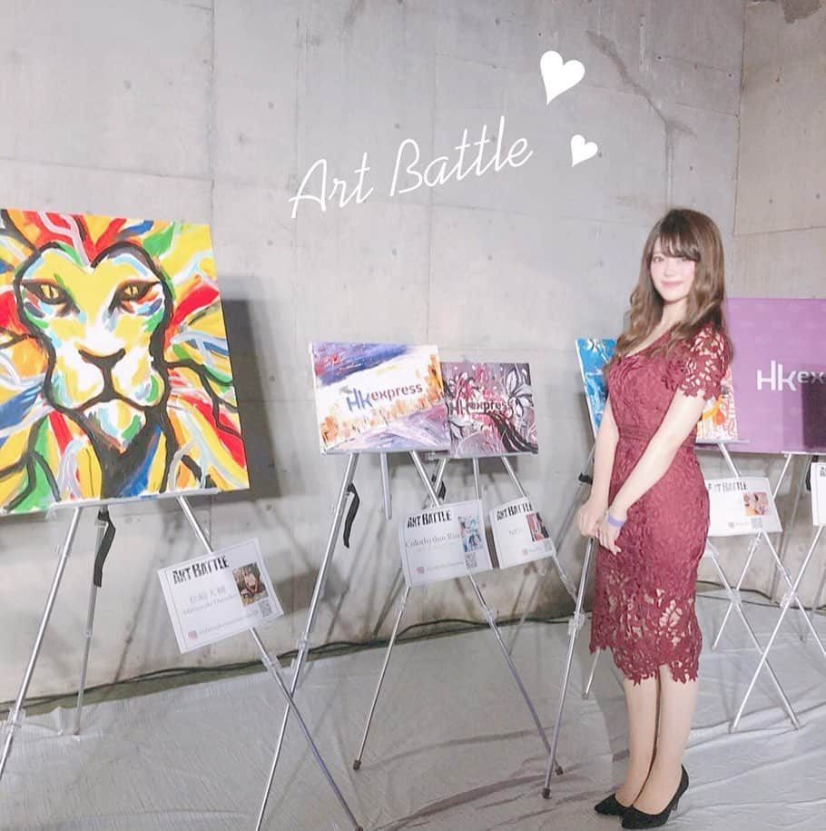 山田あかりさんのインスタグラム写真 - (山田あかりInstagram)「NY発祥のART BATTLE JAPAN2019の日本一決定戦に招待していただいて参加してきたよ🥰﻿ ﻿ ﻿ オーディエンスの投票によって勝者が決定するイベントで、制限時間20分の中で分刻みでどんどん変化していくアートに感動した😭﻿ ﻿ 圧倒的な世界観と雰囲気に会場中が息を飲んで見守っていたよ🥺♥﻿ ﻿ 本当にかっこよかったー(๑♡ᴗ♡๑)﻿ ﻿ 食事処には美味しそうなご飯が沢山で私たちはワッフルを食べたよ🥰﻿ もちもちで甘すぎずぺろっと食べちゃった(๑•ω•๑)♡﻿ ﻿ ﻿ 楽しい時間だったなー🥰﻿ ﻿ ワンピース﻿ @jsfashion.jp ﻿ #香港エクスプレス﻿ #香港 #タビジョ #マカオ #楽しい #イベント #アートバトル #アートバトルジャパン #artbattle #artbattlejapan #寺田倉庫 #タイトワンピース #artbattle_hke #アート #ウォールアート #アートバトル #アートバトルジャパン #アートバトル東京 #art #wallart #artbattletokyo #アジア旅行 #lcc女子旅 #女子旅﻿ #旅スタグラム #韓国ファッション #韓国通販 #タイトワンピース #レースワンピース #PR」12月22日 20時28分 - akari030201