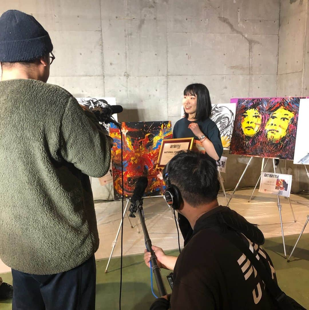 山田あかりさんのインスタグラム写真 - (山田あかりInstagram)「NY発祥のART BATTLE JAPAN2019の日本一決定戦に招待していただいて参加してきたよ🥰﻿ ﻿ ﻿ オーディエンスの投票によって勝者が決定するイベントで、制限時間20分の中で分刻みでどんどん変化していくアートに感動した😭﻿ ﻿ 圧倒的な世界観と雰囲気に会場中が息を飲んで見守っていたよ🥺♥﻿ ﻿ 本当にかっこよかったー(๑♡ᴗ♡๑)﻿ ﻿ 食事処には美味しそうなご飯が沢山で私たちはワッフルを食べたよ🥰﻿ もちもちで甘すぎずぺろっと食べちゃった(๑•ω•๑)♡﻿ ﻿ ﻿ 楽しい時間だったなー🥰﻿ ﻿ ワンピース﻿ @jsfashion.jp ﻿ #香港エクスプレス﻿ #香港 #タビジョ #マカオ #楽しい #イベント #アートバトル #アートバトルジャパン #artbattle #artbattlejapan #寺田倉庫 #タイトワンピース #artbattle_hke #アート #ウォールアート #アートバトル #アートバトルジャパン #アートバトル東京 #art #wallart #artbattletokyo #アジア旅行 #lcc女子旅 #女子旅﻿ #旅スタグラム #韓国ファッション #韓国通販 #タイトワンピース #レースワンピース #PR」12月22日 20時28分 - akari030201