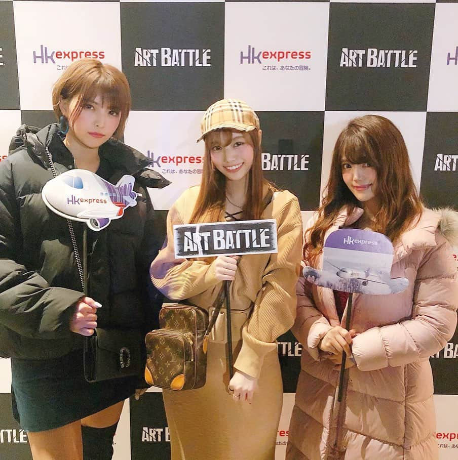 山田あかりさんのインスタグラム写真 - (山田あかりInstagram)「NY発祥のART BATTLE JAPAN2019の日本一決定戦に招待していただいて参加してきたよ🥰﻿ ﻿ ﻿ オーディエンスの投票によって勝者が決定するイベントで、制限時間20分の中で分刻みでどんどん変化していくアートに感動した😭﻿ ﻿ 圧倒的な世界観と雰囲気に会場中が息を飲んで見守っていたよ🥺♥﻿ ﻿ 本当にかっこよかったー(๑♡ᴗ♡๑)﻿ ﻿ 食事処には美味しそうなご飯が沢山で私たちはワッフルを食べたよ🥰﻿ もちもちで甘すぎずぺろっと食べちゃった(๑•ω•๑)♡﻿ ﻿ ﻿ 楽しい時間だったなー🥰﻿ ﻿ ワンピース﻿ @jsfashion.jp ﻿ #香港エクスプレス﻿ #香港 #タビジョ #マカオ #楽しい #イベント #アートバトル #アートバトルジャパン #artbattle #artbattlejapan #寺田倉庫 #タイトワンピース #artbattle_hke #アート #ウォールアート #アートバトル #アートバトルジャパン #アートバトル東京 #art #wallart #artbattletokyo #アジア旅行 #lcc女子旅 #女子旅﻿ #旅スタグラム #韓国ファッション #韓国通販 #タイトワンピース #レースワンピース #PR」12月22日 20時28分 - akari030201