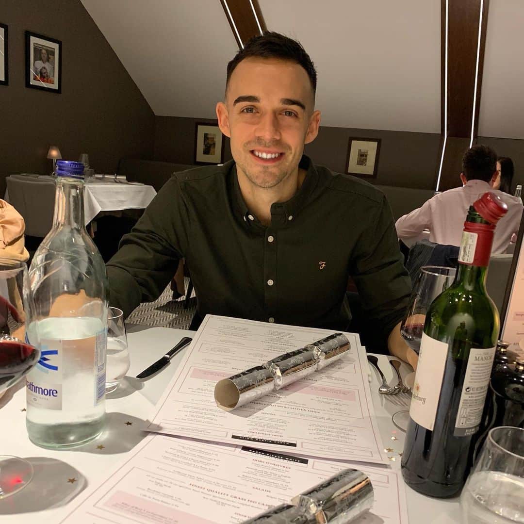ガブリエル・アドコックのインスタグラム：「Lovely evening with @adcock_chris last night at one of our favourite restaurants. 🖤 #christmasiscoming #excited」