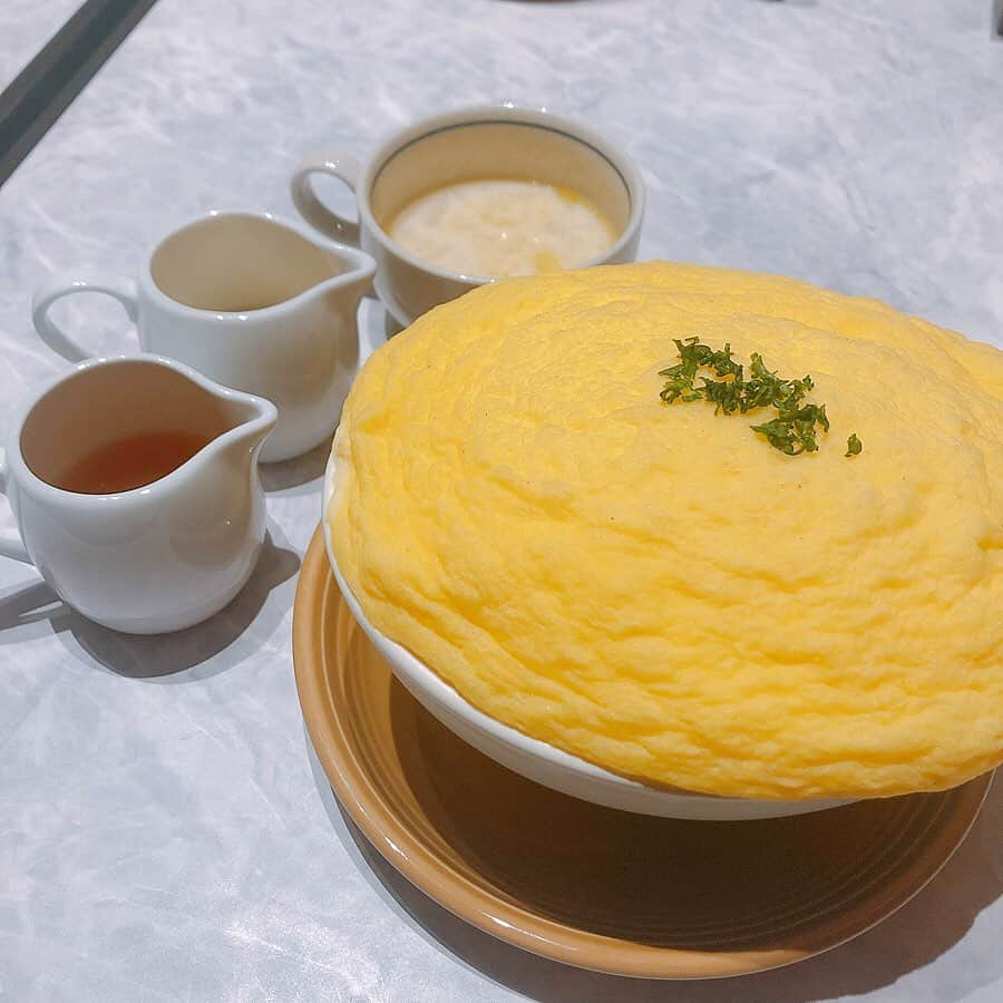 前田彩佳さんのインスタグラム写真 - (前田彩佳Instagram)「Omelette🍳🍴⑅*॰ॱ﻿ ﻿ ＊＊＊＊＊＊＊＊＊＊﻿ ﻿ 渋谷に9月オープンしたばかりのイエローマークスさんに行ってきました💫﻿ 時間帯によってメニューが違うのですが、私は釜焼きスフレオムレツを食べました🤤﻿ サクッとスプーンを入れると、中はトロトロフワフワで新感覚でした！﻿ あと、付け合せのピンクのピクルスが可愛い上に、美味しかった💓﻿ 今度はスフレクレープの方食べたいな‪💭‬﻿ ﻿ ＊＊＊＊＊＊＊＊＊＊﻿ ﻿ #イエローマークス #yellowmarks #釜焼きスフレオムレツ #スフレオムレツ #渋谷グルメ #渋谷」12月22日 20時23分 - _ayaka1218