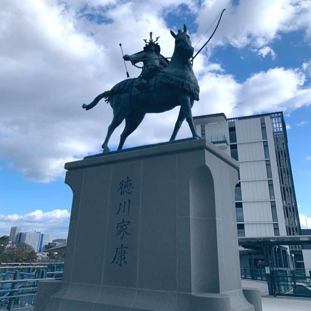 青木源太さんのインスタグラム写真 - (青木源太Instagram)「10 年以上ぶりに故郷・愛知県岡崎市を巡りました。母校からの家康公。  #岡崎っ子と繋がりたい　#ひがおか　#岡崎高校　#葵中　#井田小」12月22日 20時27分 - aoki.genta