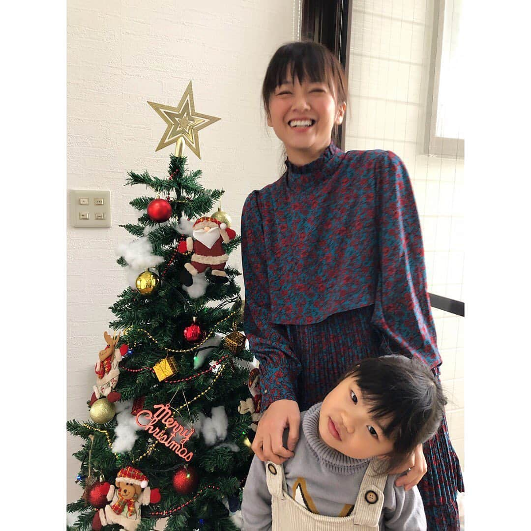 真下玲奈さんのインスタグラム写真 - (真下玲奈Instagram)「クリスマスツリーチャレンジ🎄14 . 親友のおうちのツリーにて🧡 . るーちゃんと 最近、妹が出来て だいぶお姉さんになりました😋 . . #クリスマスツリー #ツリーチャレンジ#もうすぐクリスマス#クリスマス #xmastree #merrychristmas #チョコプラ松尾 #チョコプラ#チャレンジ中#真下玲奈 #drmartens #もうすぐクリスマス #xmas #merrychristmaschallenge100 #mcc100 #親友の子供#親友の子どもは親友 #心の友よ」12月22日 20時31分 - r.mashitaaa.221