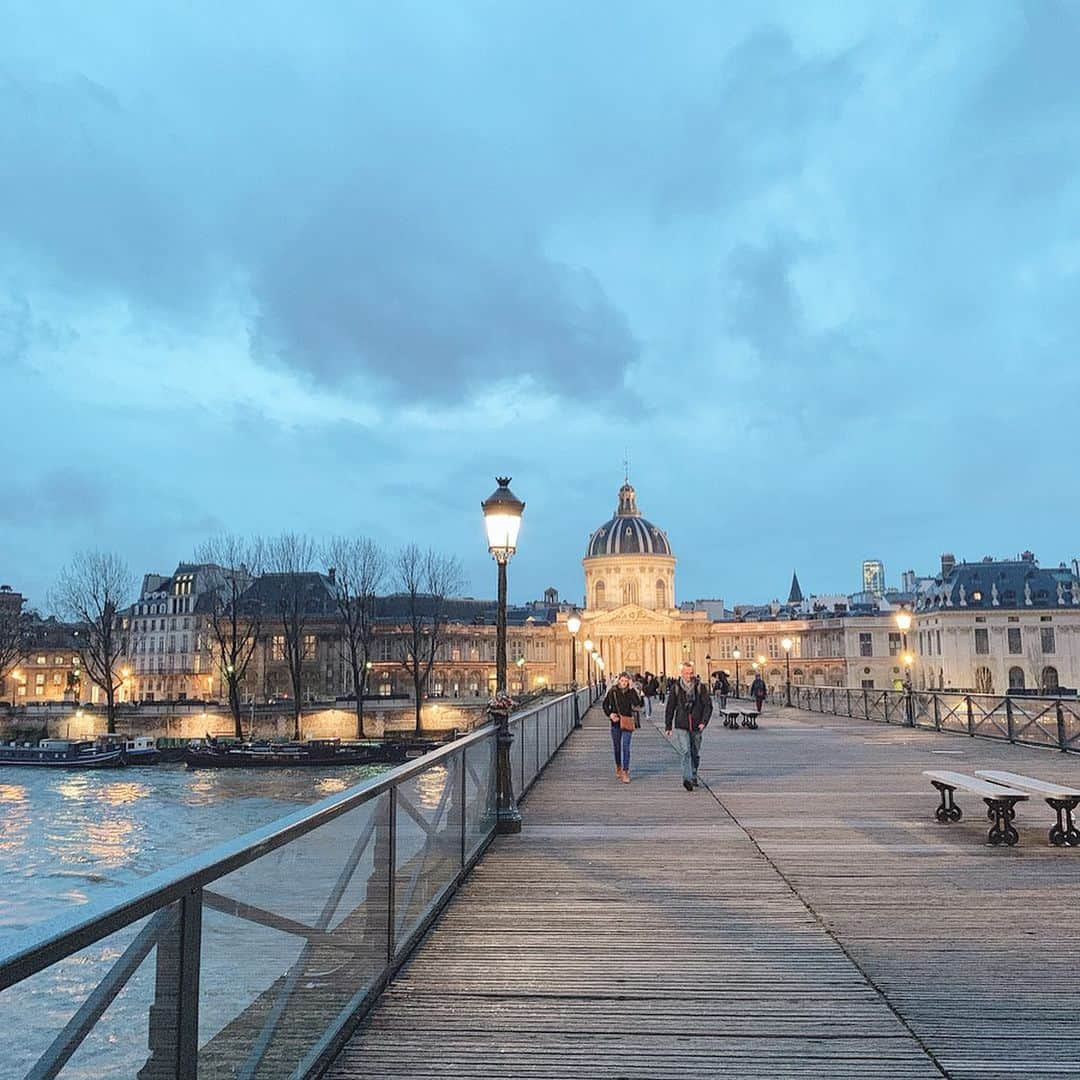 川島幸美さんのインスタグラム写真 - (川島幸美Instagram)「A musician who plays 『Sous le ciel de Paris』with the accordion on the bridge called Pont des Arts. I called my mom who islearning chanson. I want her to listen the melody that was favorite of my dad. . 夕暮れのParis ポン・デ・ザール（芸術橋）に流れるアコーディオンのメロディ🎶 思わずシャンソンを習ってる母に電話して一緒に聞いたのは、父も好きだった『パリの空の下で』😊🇫🇷」12月22日 20時31分 - yukimikawashima