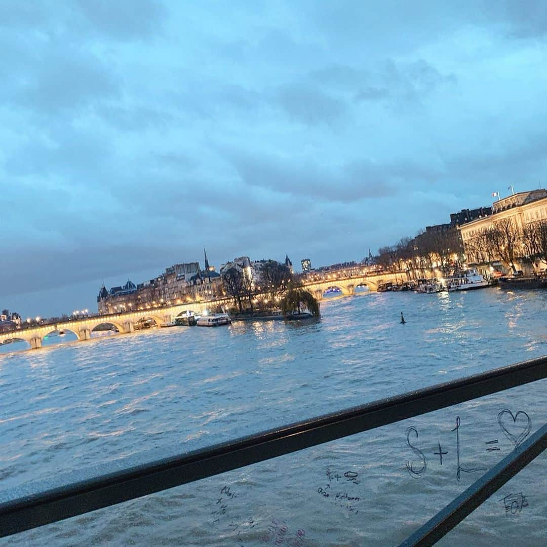 川島幸美さんのインスタグラム写真 - (川島幸美Instagram)「A musician who plays 『Sous le ciel de Paris』with the accordion on the bridge called Pont des Arts. I called my mom who islearning chanson. I want her to listen the melody that was favorite of my dad. . 夕暮れのParis ポン・デ・ザール（芸術橋）に流れるアコーディオンのメロディ🎶 思わずシャンソンを習ってる母に電話して一緒に聞いたのは、父も好きだった『パリの空の下で』😊🇫🇷」12月22日 20時31分 - yukimikawashima