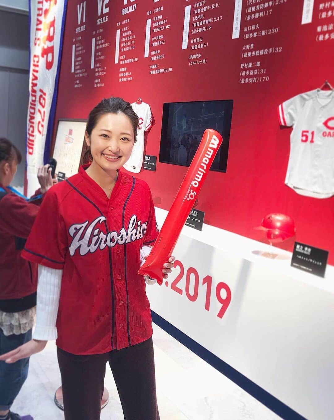 西口真央のインスタグラム：「⭐️カープフェス2019⭐️⚾️ 今年、広島テレビではじめての開催でした！ 私は朝の特番で、現役選手のトークショー直前インタビュー。 さらには、マツダスタジアムグルメが味わえるグルメエリアをご紹介しました！ . 寒い中、朝7時前から並んでくださった方もいらっしゃって行列は絶えず、、、🥺 広島テレビのある広島駅北口は私が広島に来てから、1番の盛り上がりと言っても過言ではない程の活気に溢れていました。 お越し下さった皆様本当にありがとうございます✨ . 今年もあと10日となりました！ オフシーズンでも、カープを愛している広島の皆さんとカープフェスを楽しむことができてとっても幸せな1日でした！ . みなさん！クリスマス そして年越しと、残りの2019年も良い時間をお過ごしください！  #右手」