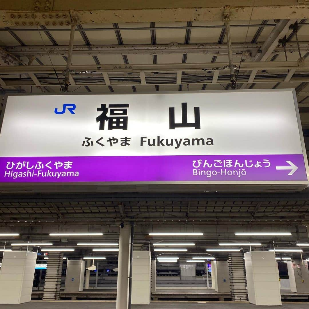 江村将也のインスタグラム：「地元に帰ってきました！  中学以来の福塩線！ 車両が2両しかない！笑 #福山市 #福塩線」