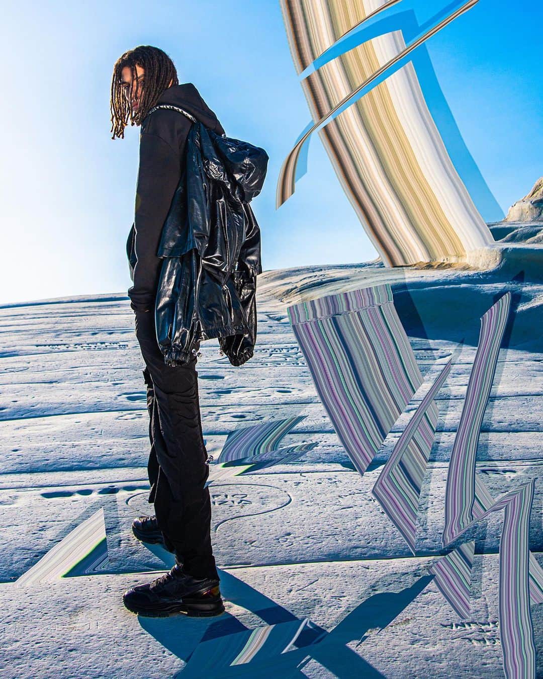 ルイ・ヴィトンさんのインスタグラム写真 - (ルイ・ヴィトンInstagram)「Performance wear for the present century. A jacket becomes a backpack in #LV2054, the new performance-inspired line by #VirgilAbloh. Discover #LouisVuitton’s latest Men’s capsule via link in bio.」12月22日 20時38分 - louisvuitton