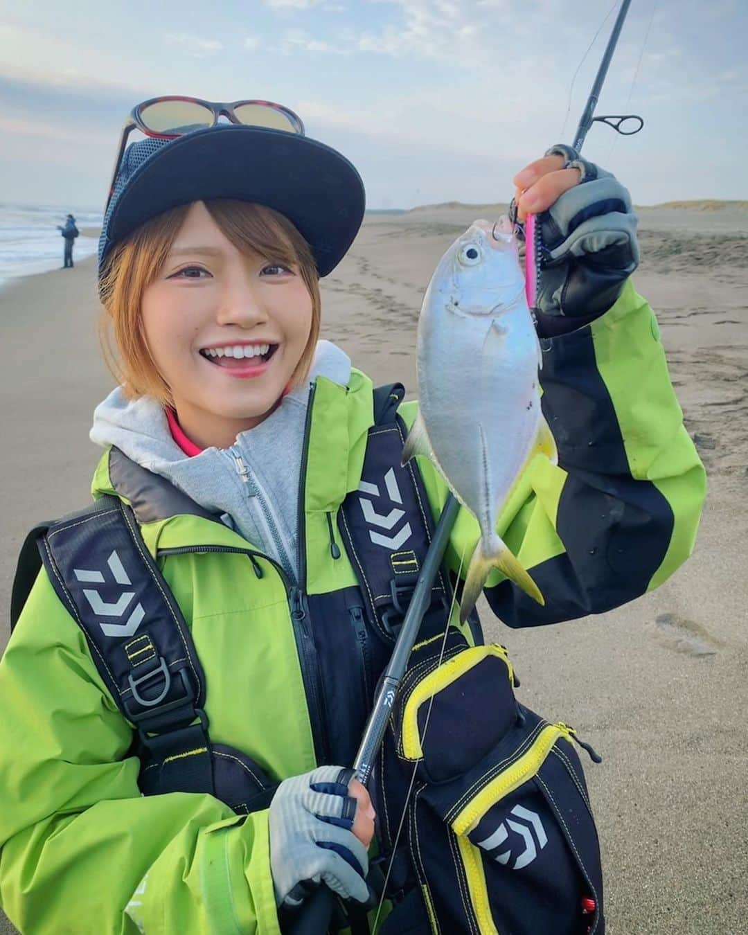 秋丸美帆さんのインスタグラム写真 - (秋丸美帆Instagram)「狙いはあの魚やけど、当たりが多くて楽しい♩♩♩ . #miyazaki #surf #fishing #jig #jigging #kyushu #daiwa #tgbait #宮崎 #サーフ #釣り #tgベイト #メッキ #九州 #ルアマガソルト」12月22日 20時54分 - mippy34