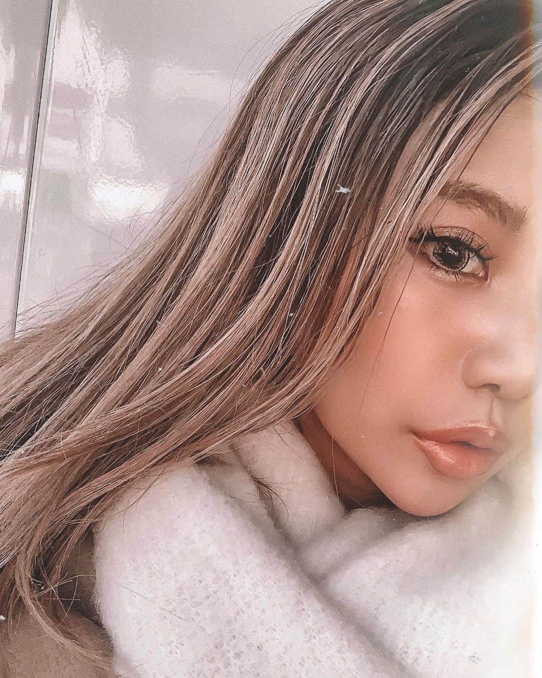 ✷kana✷のインスタグラム：「💇‍♀️ . . でかくてすみません笑 #収まってない . @elyts_nissy @saki_vekka  にヘアメンテしてもらって 1週間でいい感じに色落ち❤︎ 今年もお世話になりました！ 雨に濡れてヨレてますが、、 染めたてはswipe👉 あとね @glow_artmake で 眉に続き気になってた リップアートメイクもしてもらった💋 普段付けてるのに近い コーラル系ので作ってもらったよ❤︎ すっぴんかなり血色悪かったのが とてもいい感じになりました！ マスクして取れちゃったりするのも嫌じゃん！ また２回目しっかり入れてもらおう❤︎ 担当は合田さん！ありがとうございました😊」