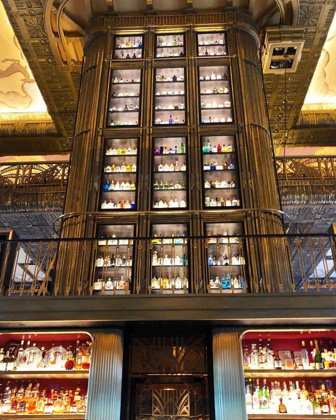 湯浅喬子のインスタグラム：「2019、全世界で8位に選ばれたBAR🍹 ATLAS😚 . JTBさんの撮影だったのですが、 とっても貴重な経験ができました✨ . 帰りはシルバーラウンジの利用ができました✨ 機内のご飯もとっても美味しかった✈️🍽 #singapore#bar#jtb  #singaporeairlines #シンガポール航空 #JTB #せっかくだからもっとenjoy #シンガポール #pr」