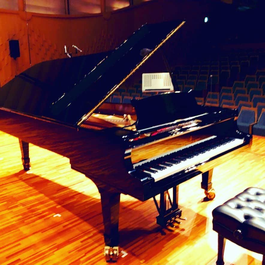 のインスタグラム：「Public recording in Osaka #Osaka #NHKFM #Publicrecording #classicalmusic #radioprogram #radiopersonality #pianist #MiyujiKaneko #公開収録 #大阪 #泉佐野市 #泉の森ホール #クラシック音楽 #ラジオ番組 #レギュラー出演 #司会 #ピアニスト #金子三勇士」
