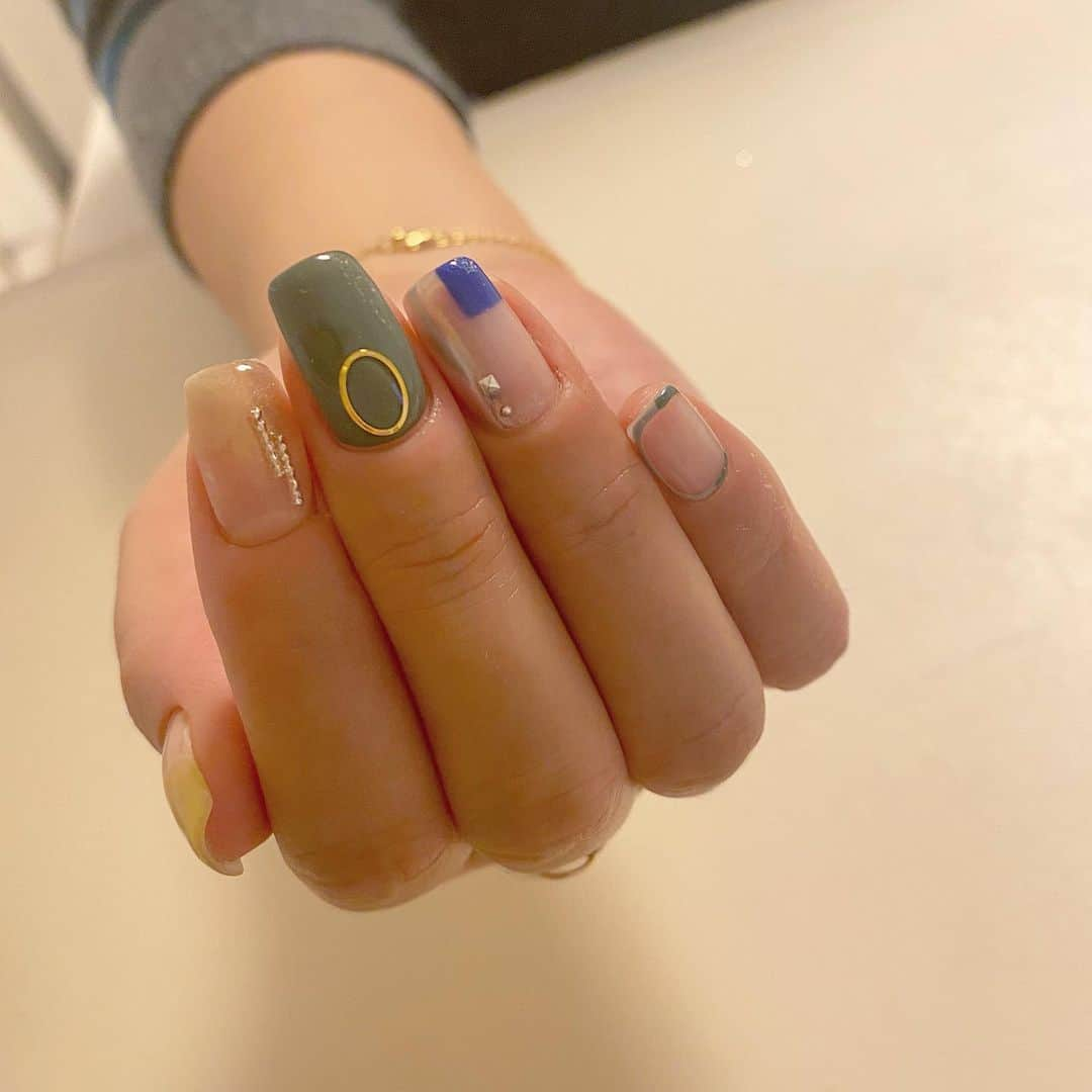 Kana Kobayashiさんのインスタグラム写真 - (Kana KobayashiInstagram)「持ち込みアートで5本違うアートを♕ #nails #art #fashion #ネイル #ニュアンスネイル #大人ネイル #Anela #青山ネイルサロン」12月22日 20時52分 - anela_kana