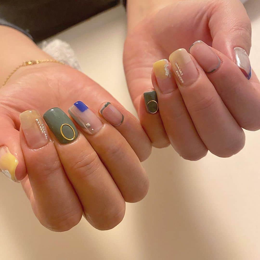 Kana Kobayashiさんのインスタグラム写真 - (Kana KobayashiInstagram)「持ち込みアートで5本違うアートを♕ #nails #art #fashion #ネイル #ニュアンスネイル #大人ネイル #Anela #青山ネイルサロン」12月22日 20時52分 - anela_kana