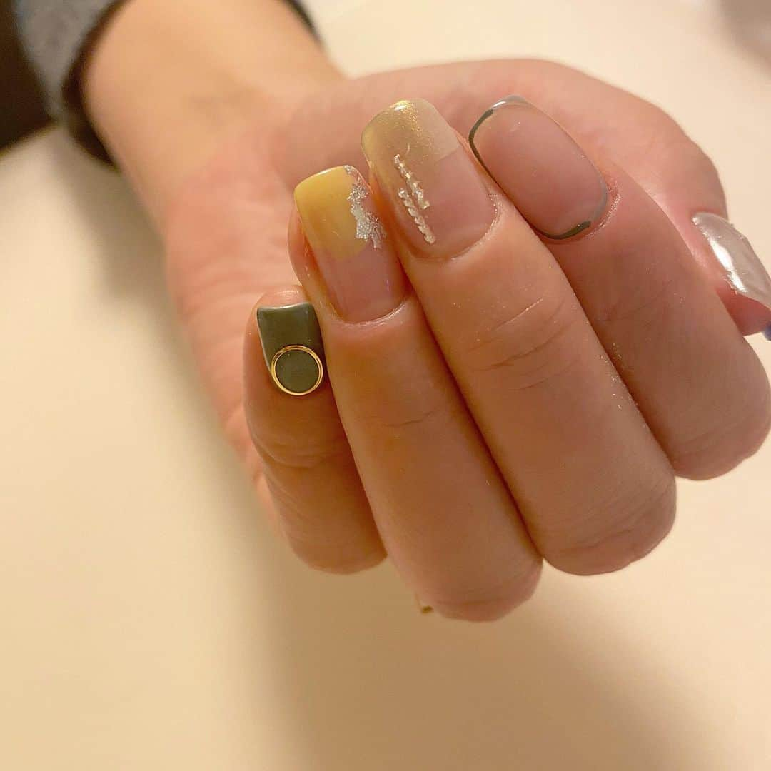 Kana Kobayashiさんのインスタグラム写真 - (Kana KobayashiInstagram)「持ち込みアートで5本違うアートを♕ #nails #art #fashion #ネイル #ニュアンスネイル #大人ネイル #Anela #青山ネイルサロン」12月22日 20時52分 - anela_kana