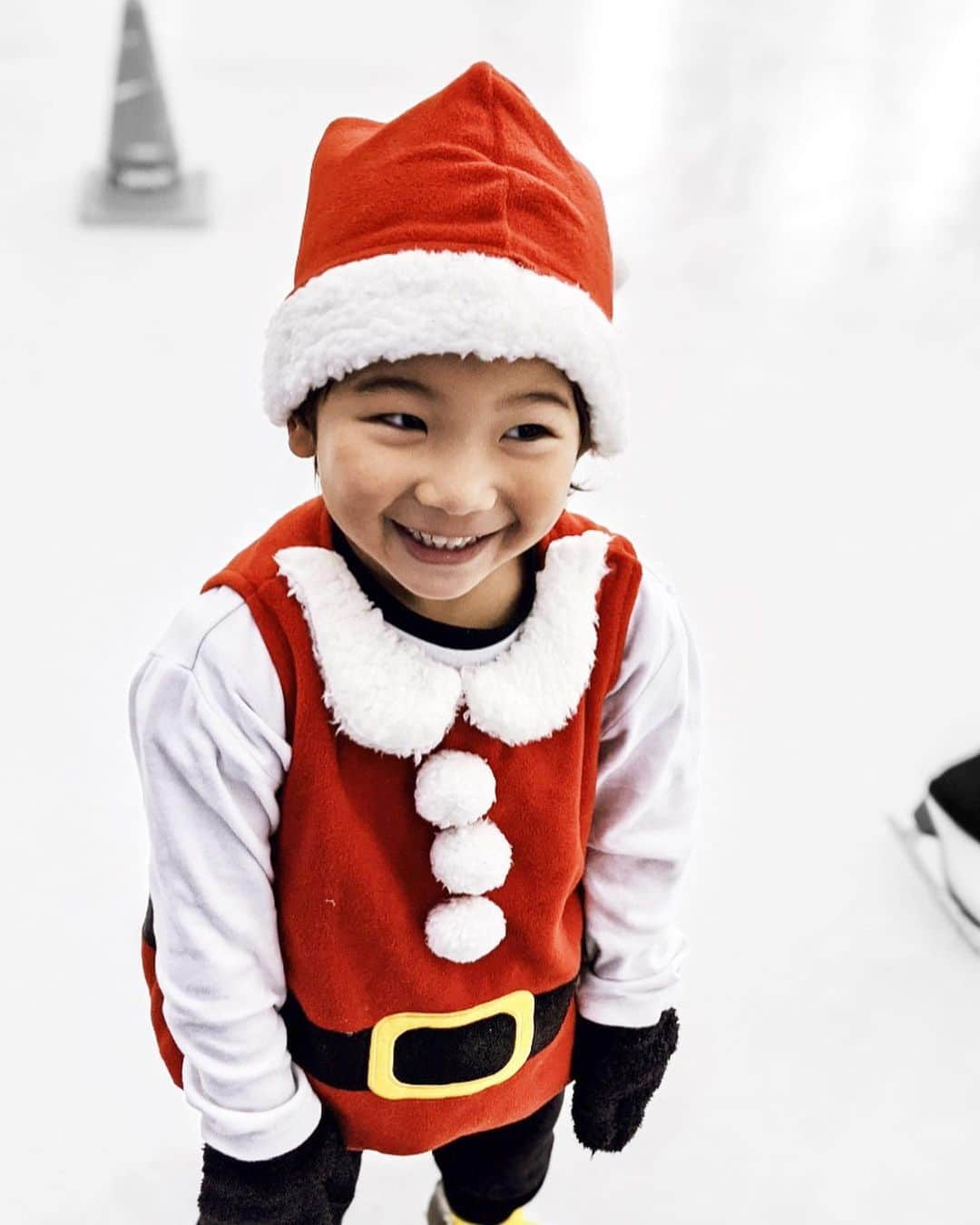 Icumi Oohamaさんのインスタグラム写真 - (Icumi OohamaInstagram)「Skate Santa🤶. . 今年はスケートに行きたいっ！と子供達のリクエストがあったので初すべり❤︎. . 想像と違って難しいからどうなるかな〜と思っていたけど、意外とすんなりスケートリンクに立ってポーズ出来ちゃうのかとびっくり！. もちろんスィスィ〜っとは行かなかったけど楽しかったね♪(母の腕はパンパンよw). そのあと近くの @brentwoodterrace_sendagaya で @ellie_miyahara のサプライズ誕生日❤︎. エリちゃん、これからも一緒に色んなとこ沢山遊びにいこうね❤︎Love」12月22日 20時53分 - icumi___