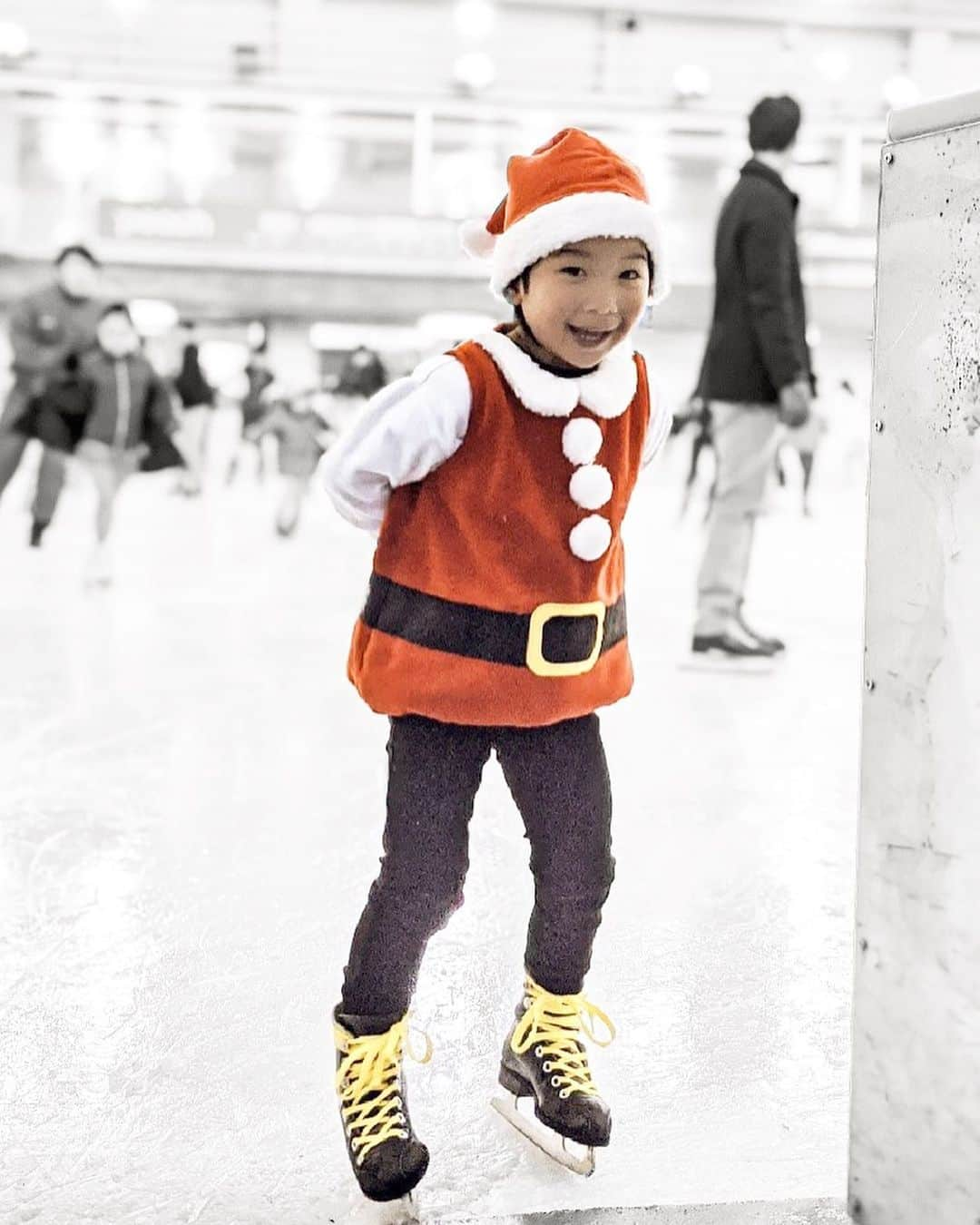 Icumi Oohamaさんのインスタグラム写真 - (Icumi OohamaInstagram)「Skate Santa🤶. . 今年はスケートに行きたいっ！と子供達のリクエストがあったので初すべり❤︎. . 想像と違って難しいからどうなるかな〜と思っていたけど、意外とすんなりスケートリンクに立ってポーズ出来ちゃうのかとびっくり！. もちろんスィスィ〜っとは行かなかったけど楽しかったね♪(母の腕はパンパンよw). そのあと近くの @brentwoodterrace_sendagaya で @ellie_miyahara のサプライズ誕生日❤︎. エリちゃん、これからも一緒に色んなとこ沢山遊びにいこうね❤︎Love」12月22日 20時53分 - icumi___