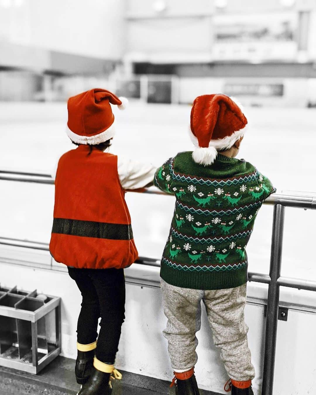 Icumi Oohamaさんのインスタグラム写真 - (Icumi OohamaInstagram)「Skate Santa🤶. . 今年はスケートに行きたいっ！と子供達のリクエストがあったので初すべり❤︎. . 想像と違って難しいからどうなるかな〜と思っていたけど、意外とすんなりスケートリンクに立ってポーズ出来ちゃうのかとびっくり！. もちろんスィスィ〜っとは行かなかったけど楽しかったね♪(母の腕はパンパンよw). そのあと近くの @brentwoodterrace_sendagaya で @ellie_miyahara のサプライズ誕生日❤︎. エリちゃん、これからも一緒に色んなとこ沢山遊びにいこうね❤︎Love」12月22日 20時53分 - icumi___