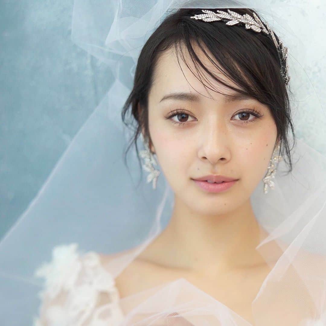 のインスタグラム：「トータルヘアメイク💄 accessory:ジェニファーベア  MAISON DE RIREBRIDEはアクセサリーも70点以上取り扱ってます☺️ ヘアメイクだけではなくプロデュースヘアメイクをお任せください💐 アクセサリーを一緒に選べるのも特別な時間です✨ hairmake / YUUDAI」