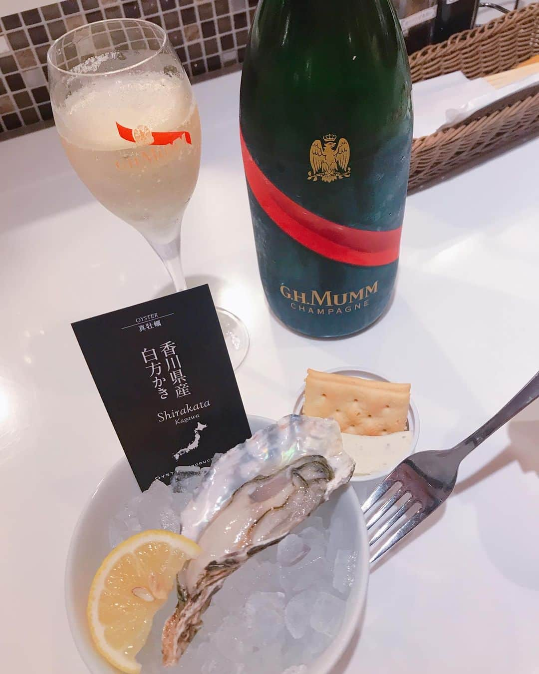 DJ MIYAさんのインスタグラム写真 - (DJ MIYAInstagram)「こんばんは💗浜松町にある、Oyster&tableでシャンパンと牡蠣を楽しんできたよーん❤️(^ ^) . .  シャンパーニュが飲みたくなりました❤️気泡が細やかで飲みやすいから、mumm大好き❤️ . .  @ghmumm_jpn「シャンパン　マム　グランコルドン」は この上品で、フルーティーなな口当たりがたまりませんね☆彡 . .  生牡蠣食べています。香川県産 白方かき。 . .  味の濃い感じでミルキー！  この牡蠣もとっても美味しい！！❤️ マム コルドン ルージュ🎀と生牡蠣、matchしていてとても 美味しいですねー！！！ .  新しことをチャレンジするお祝いや、元気づけにもぴったりだと思います(^ ^)～！！❤️ .  ボトルデザインもゴージャスで綺麗～！テーブルに置いてあるだけで華やかになりますよね❤️ .  赤いリボンがボトルに彫られていて、鮮やかな色合い。乾杯にぴったりみたい❤️ . .  皇室御用達のフランスNO.1のマム・シャンパン。ほんと飲みやすくて美味しい～～～。(^ ^)❤️ . .  #生牡蠣 #浜松町グルメ  #レストラン　 #マムグランコルドン　#シャンパーニュ　#マム #mumm #celebration #mummgrandcordon  #シャンパン　#マムコルドンルージュ　#乾杯　#アニバーサリー #PR #旅インスタグラマー　#旅インフルエンサー　#グルメ女子 #今日のコーデ　#ファッション好き　#今日のファッション #クリスマス　#モデル　#インフルエンサー　#インスタグラマー #グルメ好き　#イタリアン #オイスターバー  #オイスターテーブル #オイスターテーブル浜松町店  #牡蠣とワイン」12月22日 20時58分 - dj_miya