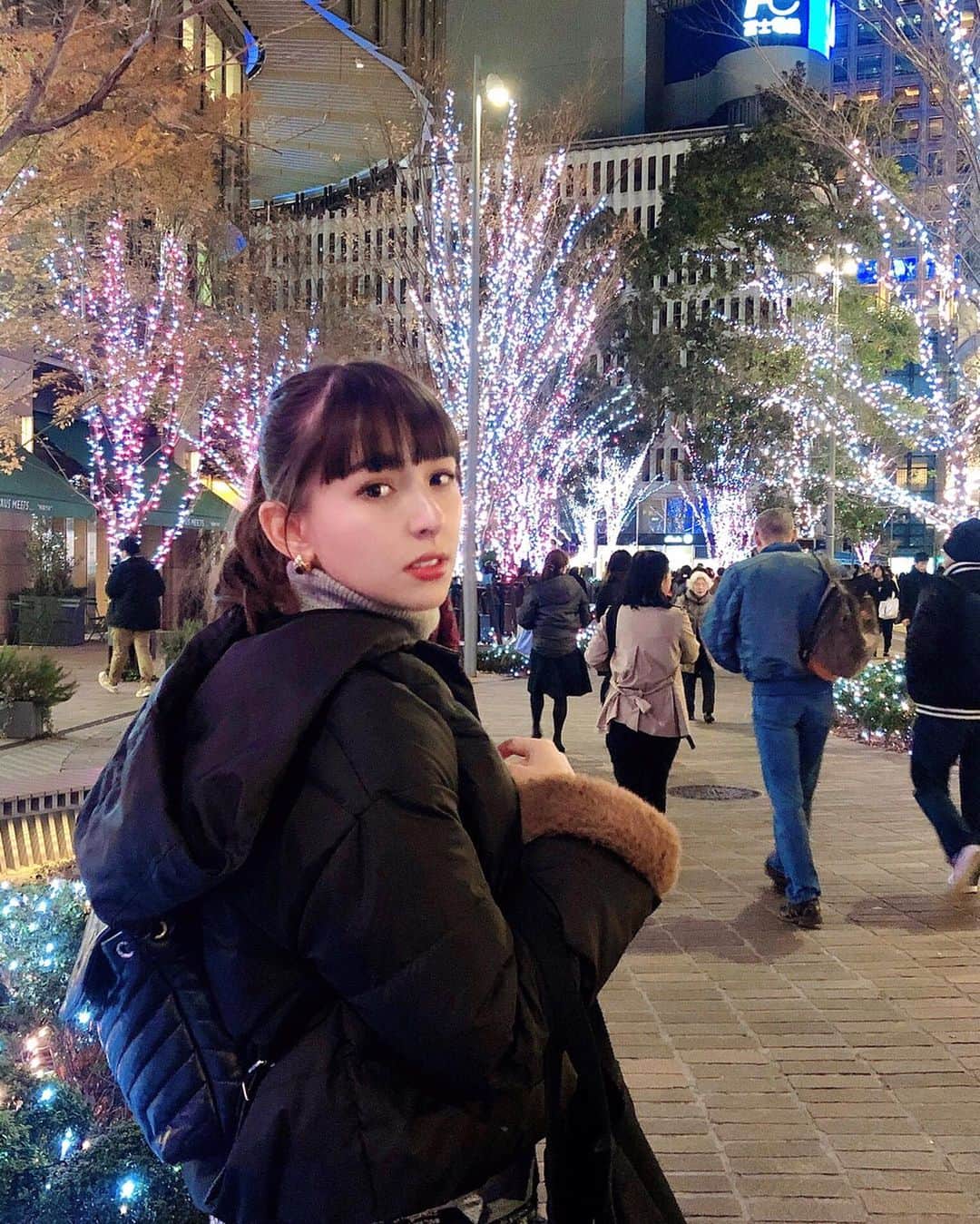アイシスのインスタグラム：「月組の『I AM FROM AUSTRIA－故郷（ふるさと）は甘き調（しら）べ－』を観劇してきましたの...。推しの退団にメンタルやられてひきこもっていたあたくしを完全にまた引き戻してきましたわ月組さん...,。珠城りょうさん中心の月組、なんてバランスが良いのでしょうか...あたたかい....いい...。組子さんみんなが引き立つとてつもなく素敵な組だわ...。そして作品がいい...現代劇も、いいよね...新鮮だよね...あたいは完全にこんなロマンティックな大恋愛を夢見て生きているわよ...みんながみんな尊かったんだけど...暁千星さんのパブロがあまりに目が離せなくて...フィナーレもずっとみていたわ...マッチョマッチョ...美園さくらちゃんも役がぴったりすぎるしハスキーボイスとても色っぽいし...珠城りょうさんのジョージはとにかくイノセントすぎて全わたしが癒された...とにかく何が言いたいって、最高だ、ってこと...親子愛に大恋愛にもう...尊すぎるから...観て...。誘ってくれたお友達には本当に感謝よ...わたしを一番最初に宝塚歌劇に引き込んだのは彼女だったわ...感謝がやまないわ...。 #宝塚歌劇団 #月組 #月組公演 #iamfromaustria #珠城りょう #美園さくら #暁千星 #止まらない想い #ありがとう #あなた方は #五つ星よ #諦めないって大事 #そうよ #ロッキーだってあんなに打ちのめされても最後には勝つんだ #そう言ったわよね #信じるわ #日本オーストリア友好150周年記念 #🇦🇹 #ウィンナー野郎 #連呼しすぎ #そんな #月城かなと さん #が好き  #滝澤いしすと趣味の世界」