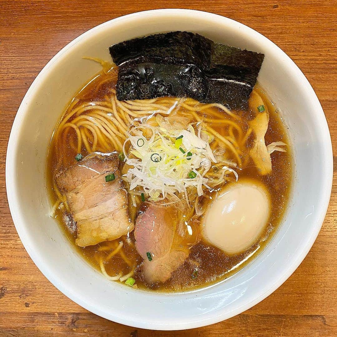 Mika Jimboさんのインスタグラム写真 - (Mika JimboInstagram)「滅多に食べないラーメン。  寒すぎてラーメン食べたいってなった日🍜. . ミシュランガイドに5年連続で載ってるとか📖. . . 優しいけど、優しすぎない味が好みだった😊❤️. . 正直ラーメン全然詳しくないけど、滅多に食べないものだから不味いのは本当嫌だ😟だからこれは幸せの味がして満足🍜❤️. . . ぽかぽか気分で実家に今帰ってます🚃. . . #ラーメン#たまのラーメン#びぎ屋#学大グルメ#学芸大学グルメ#東京のうまいメシシリーズ#美味しいものしか食べたくない#食べログ#寒いの苦手」12月22日 21時02分 - mikajimbox