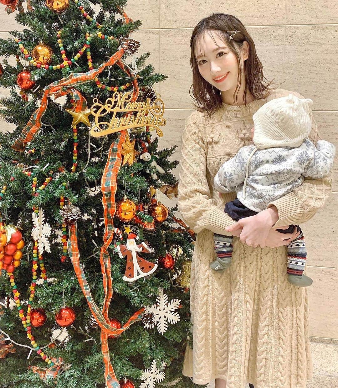 のインスタグラム：「ツリーももうすぐ見納めかぁ🥺🎄 クリスマスのオブジェ大好きだから寂しいな😭 みんなはイルミネーションを見に行ったりケーキを食べたり、なにかクリスマスらしい事しましたか🥰？💕⠀ ⠀ ケーブル編みが可愛いワンピースは @lerevevaniller ♡ ・ ・ ・ #クリスマスツリー#ツリー#クリスマス#クリスマスコーデ#christmas #xmas #xmastree#christmastree lvn412-0794 @joint_space  #lerevevaniller#pr#vaniller_style #jointspace」