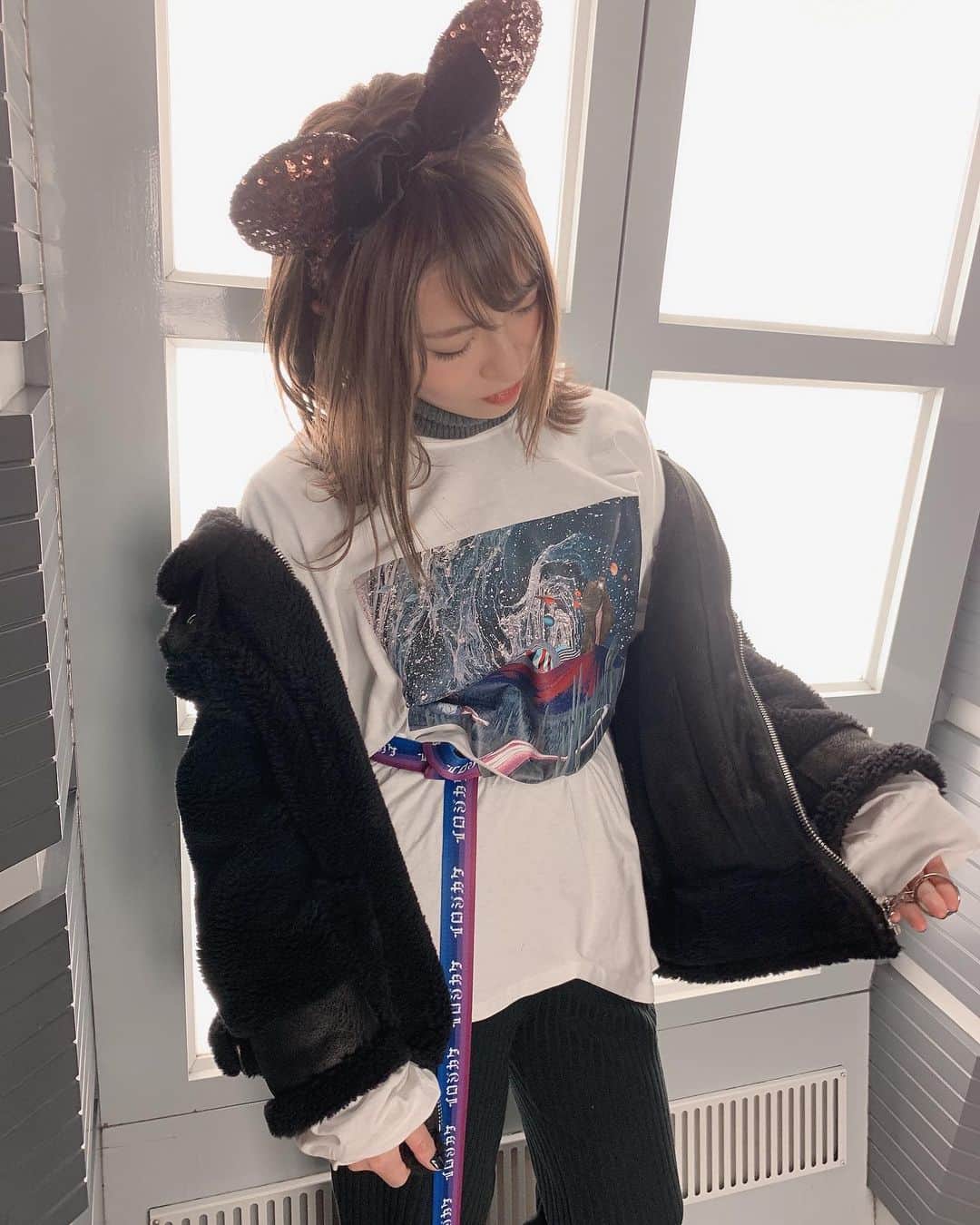 戸島花のインスタグラム：「@birthdaybashshop のこのアウター優秀すぎてダウン要らず🧥 ロンTは @irojikake ✖️ @cleopatra_fig 🦋中に厚手のパーカー着れるくらい大きいから色んな着方したいなあ。 #disneyland #ディズニーランド #ディズニークリスマス2019 #irojikake #cleopatrafig」