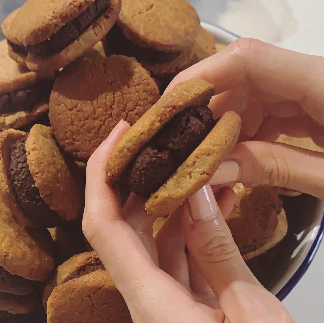 LINA（吉村リナ）さんのインスタグラム写真 - (LINA（吉村リナ）Instagram)「Almond butter chocolate sand cookies 🍪 My favorite one forever :) All you need is almond butter, rice flour, maple syrup, pumpkin spice or only cinnamon, salt, and your favorite chocolate （I make my own from cacao mass ）😚💗 ・ アーモンドバターチョコレートサンドクッキー🍪　兄の結婚式のために300個作った時は、家がアーモンドバターとチョコレート香る工場になりました🍫👩‍🍳🏭笑 ・ これを作るのに必要なのは、 米粉、アーモンドバター、メープルシロップ、シナモン、塩、そしてクッキーとクッキーの間に挟むお好きなダークチョコレートだけ!!（私はカカオマスから手作りしてます🍫） So chewy and crunchy and yum😚」12月22日 21時09分 - lina3336