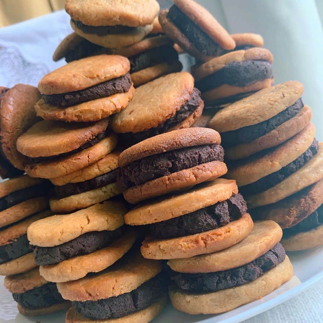LINA（吉村リナ）さんのインスタグラム写真 - (LINA（吉村リナ）Instagram)「Almond butter chocolate sand cookies 🍪 My favorite one forever :) All you need is almond butter, rice flour, maple syrup, pumpkin spice or only cinnamon, salt, and your favorite chocolate （I make my own from cacao mass ）😚💗 ・ アーモンドバターチョコレートサンドクッキー🍪　兄の結婚式のために300個作った時は、家がアーモンドバターとチョコレート香る工場になりました🍫👩‍🍳🏭笑 ・ これを作るのに必要なのは、 米粉、アーモンドバター、メープルシロップ、シナモン、塩、そしてクッキーとクッキーの間に挟むお好きなダークチョコレートだけ!!（私はカカオマスから手作りしてます🍫） So chewy and crunchy and yum😚」12月22日 21時09分 - lina3336