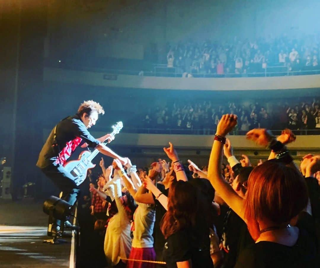 布袋寅泰さんのインスタグラム写真 - (布袋寅泰Instagram)「Fantastic night at Sendai! 仙台のみんな、ありがとう！一人一人の想いが伝わって、今夜のミラクルが起きました。最高の夜に乾杯！また必ず会いましょう！　#hotei #布袋寅泰　#仙台サンプラザ　#最高」12月22日 21時10分 - hotei_official