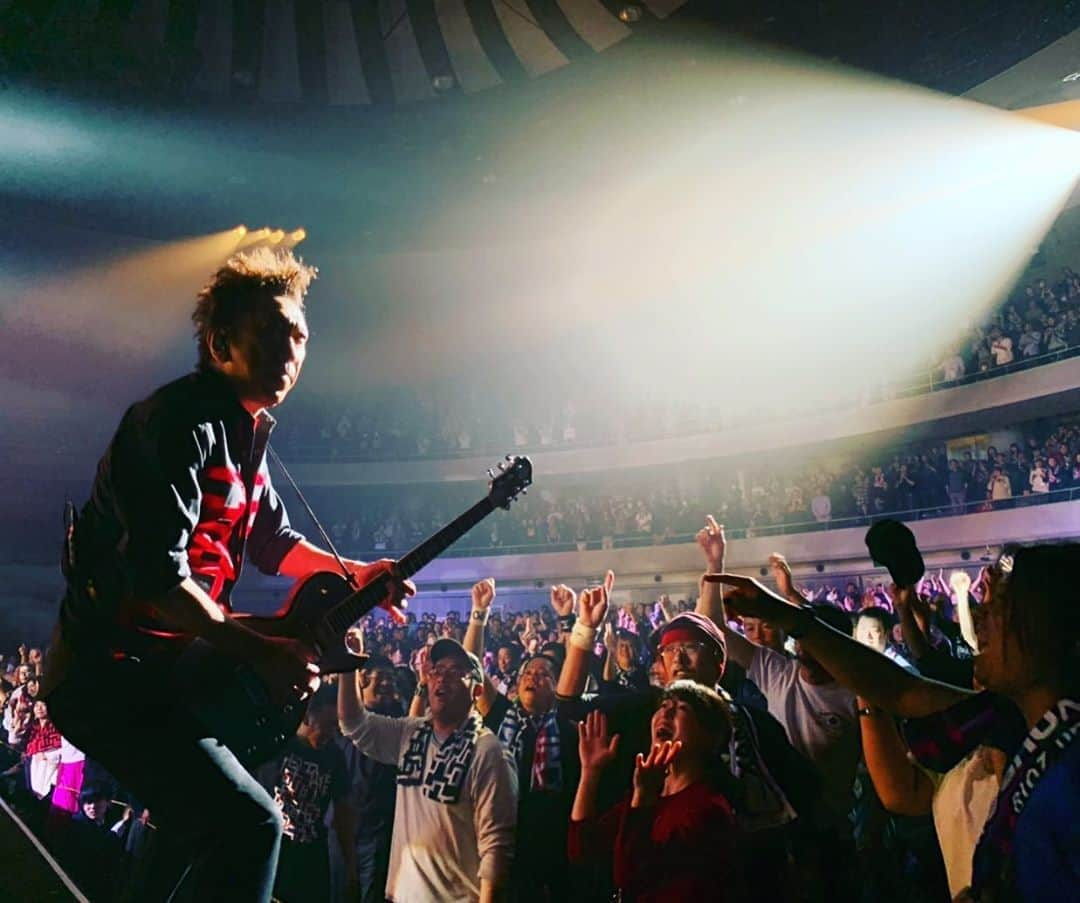 布袋寅泰さんのインスタグラム写真 - (布袋寅泰Instagram)「Fantastic night at Sendai! 仙台のみんな、ありがとう！一人一人の想いが伝わって、今夜のミラクルが起きました。最高の夜に乾杯！また必ず会いましょう！　#hotei #布袋寅泰　#仙台サンプラザ　#最高」12月22日 21時10分 - hotei_official