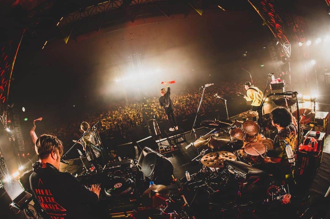 桜井誠のインスタグラム：「ポルノ超特急2019 感情が爆発して恒例の最後の動画も撮れず。 長く続けてる仲間とこうして切磋琢磨しながら、真剣に音でやりあえる場所があるのは本当に幸せなことです。 ロットン20周年おめでとうございます！」