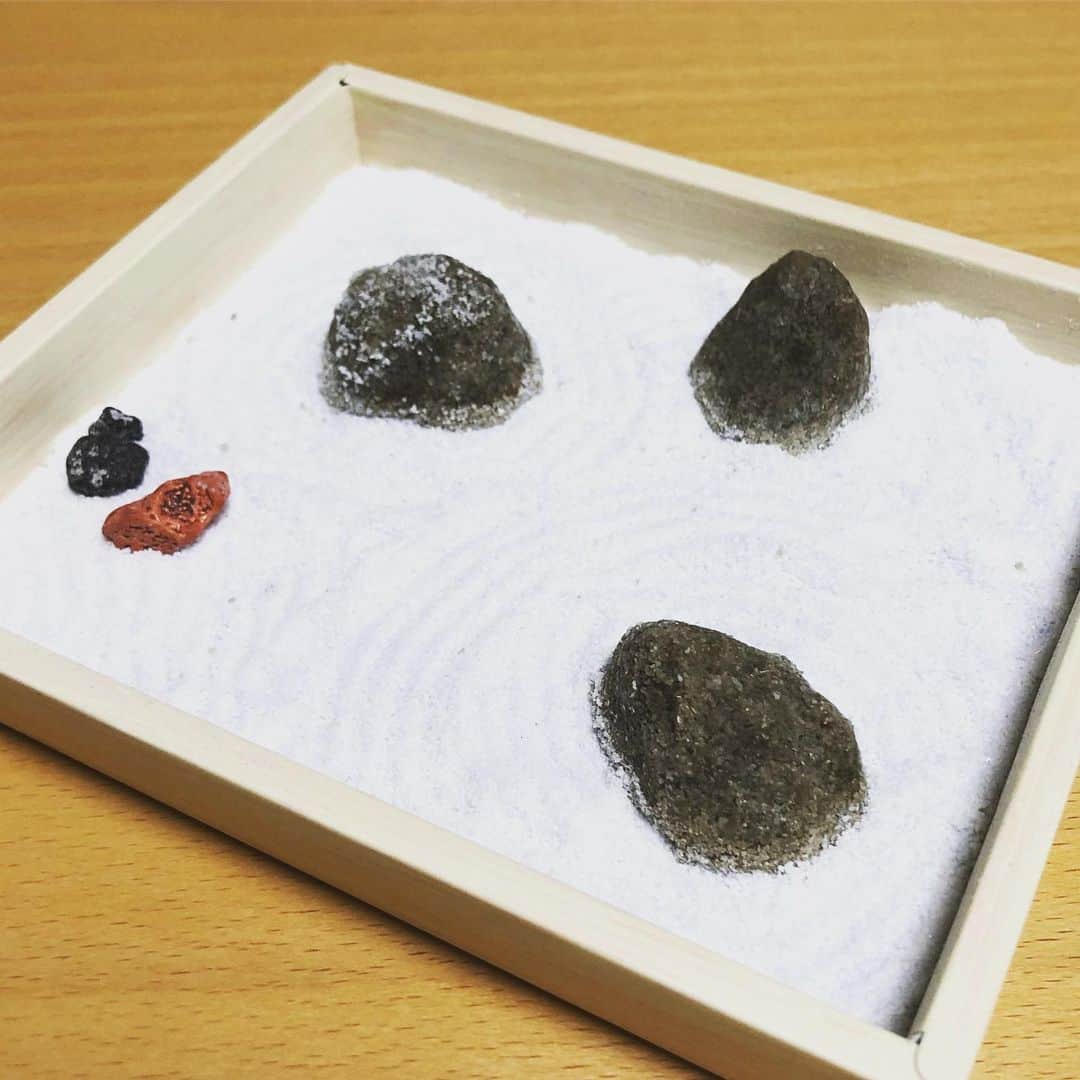 三上市朗のインスタグラム：「心が疲れているのでしょうか。枯山水で「禅」集中。 #枯山水 #お菓子 #全部食べられます」