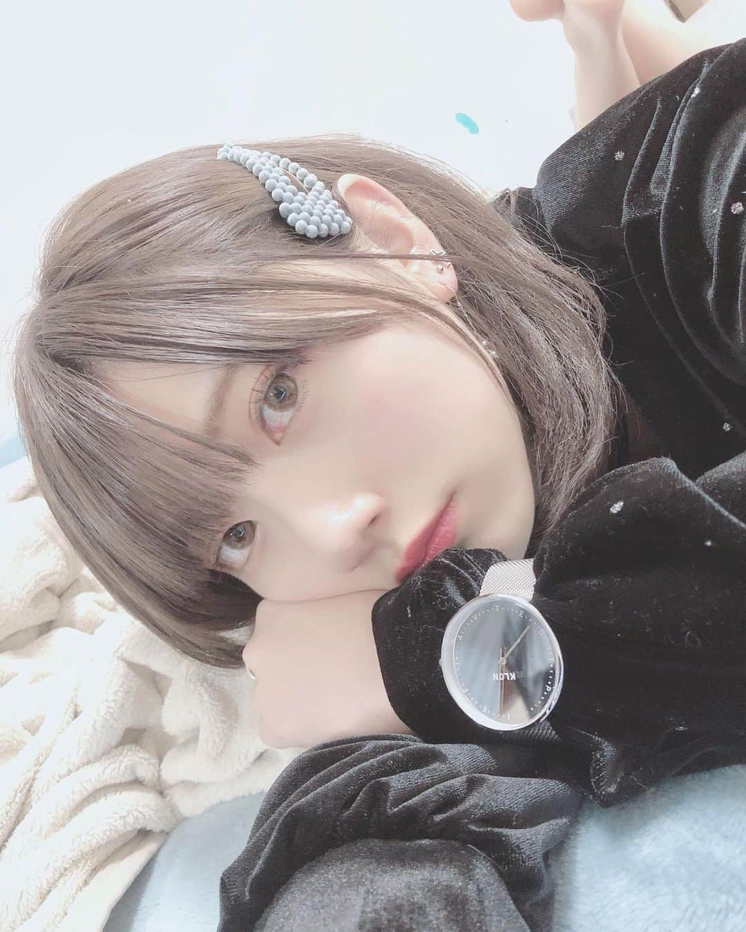 山田麻莉奈さんのインスタグラム写真 - (山田麻莉奈Instagram)「. . ひさしぶりに Apple Watch以外の腕時計付けてる。 文字盤がミラーになってて めちゃくちゃかわいい。 「KLON」( @klon_klon_klon )のやつ。🤍 文字盤のとこの文字は 有名な映画のセリフになってるらしくて そこもおしゃれ。❅*° あと、これペアウォッチらしいんだけど 一緒に付ける人いないから だれかお揃いしませんか？？()🥺🥺🥺 . . #klon #腕時計 #ミラー #ウォッチ」12月22日 21時13分 - marina.yamada_324