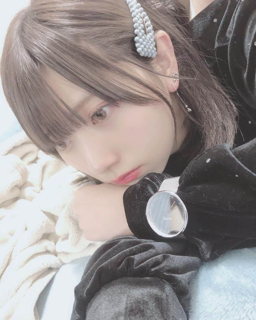 山田麻莉奈さんのインスタグラム写真 - (山田麻莉奈Instagram)「. . ひさしぶりに Apple Watch以外の腕時計付けてる。 文字盤がミラーになってて めちゃくちゃかわいい。 「KLON」( @klon_klon_klon )のやつ。🤍 文字盤のとこの文字は 有名な映画のセリフになってるらしくて そこもおしゃれ。❅*° あと、これペアウォッチらしいんだけど 一緒に付ける人いないから だれかお揃いしませんか？？()🥺🥺🥺 . . #klon #腕時計 #ミラー #ウォッチ」12月22日 21時13分 - marina.yamada_324