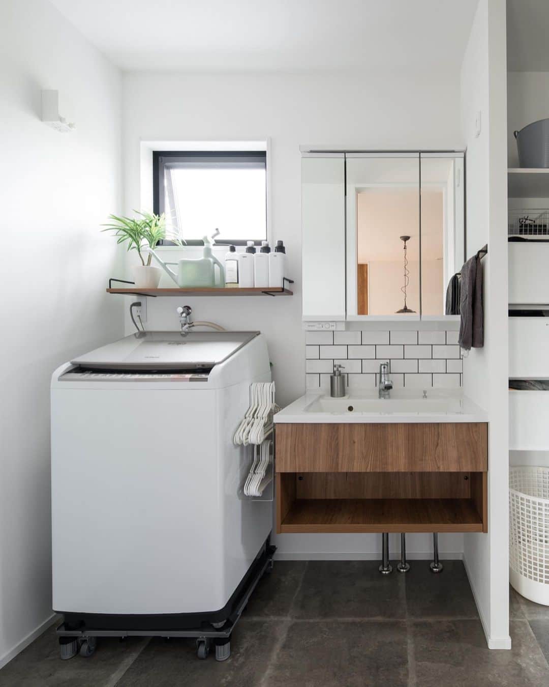 ルポハウス一級建築士事務所さんのインスタグラム写真 - (ルポハウス一級建築士事務所Instagram)「・ ・ ・ ホワイトタイルとモルタル風フロアの、シンプルながらおしゃれな洗面ルーム。 ・ 室内干しもできて、乾いた洗濯物をしまう収納もあり、家事もはかどる機能的な空間です。 ・ ・ ・ 𓐌𓐌𓐌𓐌𓐌𓐌𓐌𓐌𓐌𓐌𓐌𓐌𓐌𓐌𓐌𓐌𓐌𓐌  ルポハウスの施工事例はこちらまで☞ @reposhouse  𓐌𓐌𓐌𓐌𓐌𓐌𓐌𓐌𓐌𓐌𓐌𓐌𓐌𓐌𓐌𓐌𓐌𓐌 #ルポハウス は#ちょっとかっこいい家 を"友人のために" という思いでつくっています。 一生に一度の#マイホーム。 「あなたにしかできない」×「ルポハウスだからできる」で、 私たちだけの#家づくり を思いっきり楽しんでみませんか？！ ・ ・ ・ #住宅 #注文住宅 #新築一戸建て #デザイナーズ住宅  #一級建築士事務所 #設計事務所  #滋賀県大津市 #滋賀県草津市 #滋賀県栗東市  #滋賀県近江八幡市 #設計士とつくる家 #洗面台インテリア #平田タイル #平田タイルジェネシス #サンゲツクッションフロア #モルタル風クッションフロア #パナソニックシーライン #pid4m」12月22日 21時13分 - reposhouse