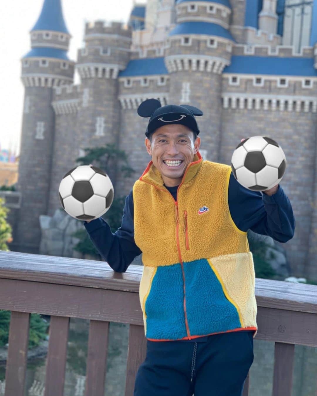 のインスタグラム：「ディズニーランドは夢がいっぱい詰まってるね😆✌️ 子供は自然と笑顔(^^) 大人は子供以上に笑顔(^^)笑。  パレードでは子供以上にミニーちゃーーーーーんって叫んじゃったよ😅笑  #東京ディズニーランド  #夢の国　#夢  #ミッキー #ミニー  #子供　#姪っ子　#娘  #ファッション #オールナイキ  #時差スタグラム」
