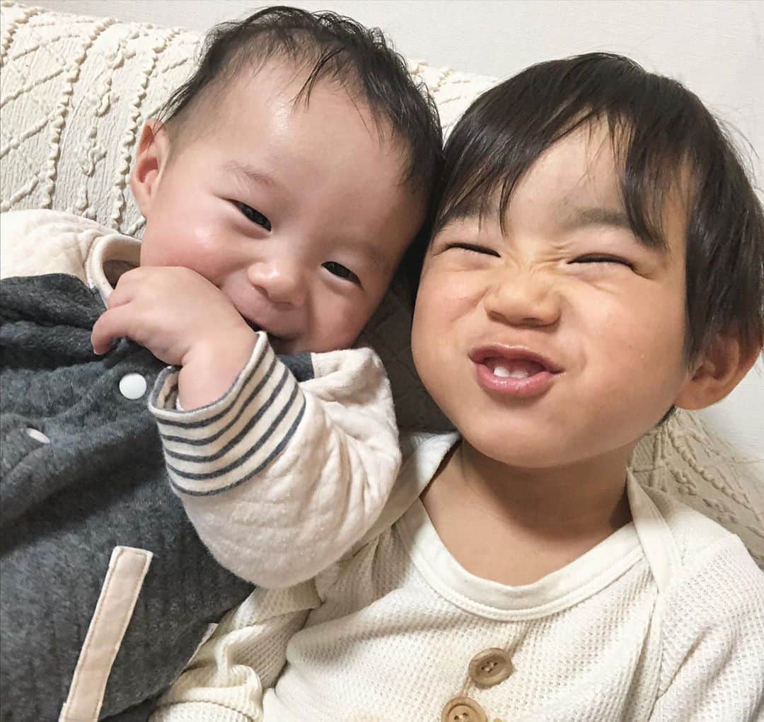 猪村有希のインスタグラム：「👶🏻❤︎👦🏻﻿ ﻿ #生後4ヶ月﻿ #2歳6ヶ月﻿ #男の子ベビー ﻿ #男の子ママ﻿ #関東ママ﻿ #2歳差育児﻿ #2歳差兄弟」