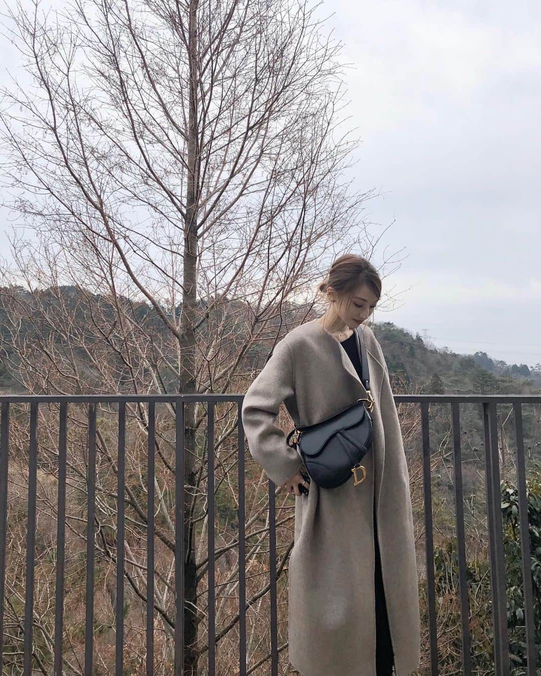 のインスタグラム：「Saturday  昨日は久しぶりに神戸へ ♡ ゆっくり過ごせて癒された🐑  オートミールカラーのコートは いつも着ている黒のコートの色違いで 1月に2色で販売予定🧥@amel_official__ また改めて投稿します ♡  coat,knit,skirt @amel_official__ bag @dior boots @miumiu」