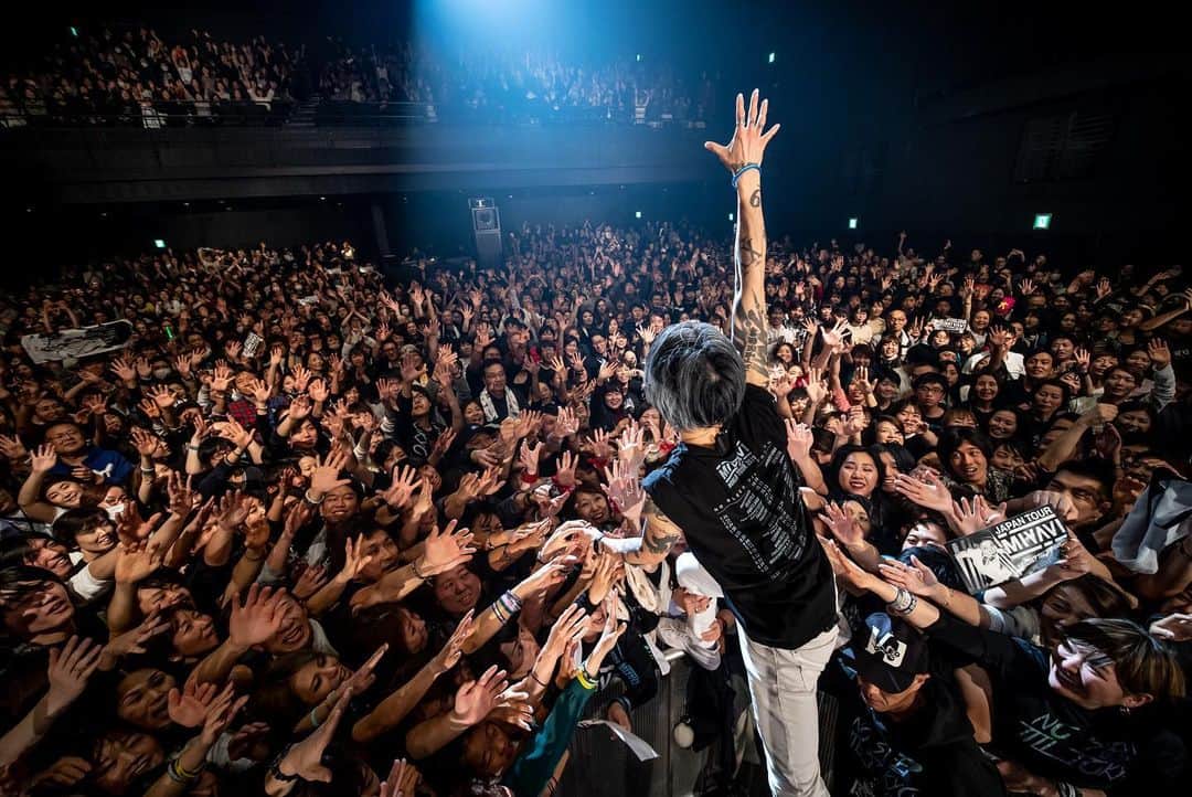 MIYAVI（石原貴雅）さんのインスタグラム写真 - (MIYAVI（石原貴雅）Instagram)「🙏 @miyavi_ishihara “NO SLEEP TILL TOKYO” World Tour 2019 JAPAN🇯🇵 Day ６ JP LEG FINAL🔥12.21 #Osaka @zepp_bayside  ご来場の皆様ありがとうございました！🙏 ． ． Photo By: @mikeyboiiiiii ． 【リリース情報】 MIYAVI NEW ALBUM 💿 NO SLEEP TILL TOKYO 7.24 Release⬇️⬇️ https://umj.lnk.to/miyavi_nsttPR ． 【ライブ情報】 「MIYAVI “NO SLEEP TILL TOKYO” World Tour 2019 JAPAN」 12/5 Sapporo | Zepp Sapporo 12/9 Sendai | Rensa 12/10 Nagoya | Zepp Nagoya 12/12 Fukuoka | Zepp Fukuoka 12/18 Tokyo | Zepp DiverCity TOKYO 12/21 Osaka | Zepp Osaka Bayside ． MIYAVI ファンクラブ ”MYV CREW” 2019年度会員受付中！！ MIYAVI Fan Club“ MYV CREW” 2019 Membership Admission and Renewal Information  ご入会方法は⬇️ http://myv382tokyo.com/myvcrew/about.html ． ． #MIYAVI #NoSleepTillTokyo #NSTT #UnderTheSameSky #MYVCREW #NorthAmerica #USA #CANADA #MEXICO #EUROPE #ASIA #JAPAN #live #札幌 #仙台 #名古屋 #福岡 #東京 #大阪」12月22日 12時30分 - miyavi_staff