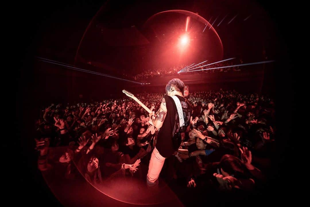 MIYAVI（石原貴雅）さんのインスタグラム写真 - (MIYAVI（石原貴雅）Instagram)「🙏 @miyavi_ishihara “NO SLEEP TILL TOKYO” World Tour 2019 JAPAN🇯🇵 Day ６ JP LEG FINAL🔥12.21 #Osaka @zepp_bayside  ご来場の皆様ありがとうございました！🙏 ． ． Photo By: @mikeyboiiiiii ． 【リリース情報】 MIYAVI NEW ALBUM 💿 NO SLEEP TILL TOKYO 7.24 Release⬇️⬇️ https://umj.lnk.to/miyavi_nsttPR ． 【ライブ情報】 「MIYAVI “NO SLEEP TILL TOKYO” World Tour 2019 JAPAN」 12/5 Sapporo | Zepp Sapporo 12/9 Sendai | Rensa 12/10 Nagoya | Zepp Nagoya 12/12 Fukuoka | Zepp Fukuoka 12/18 Tokyo | Zepp DiverCity TOKYO 12/21 Osaka | Zepp Osaka Bayside ． MIYAVI ファンクラブ ”MYV CREW” 2019年度会員受付中！！ MIYAVI Fan Club“ MYV CREW” 2019 Membership Admission and Renewal Information  ご入会方法は⬇️ http://myv382tokyo.com/myvcrew/about.html ． ． #MIYAVI #NoSleepTillTokyo #NSTT #UnderTheSameSky #MYVCREW #NorthAmerica #USA #CANADA #MEXICO #EUROPE #ASIA #JAPAN #live #札幌 #仙台 #名古屋 #福岡 #東京 #大阪」12月22日 12時30分 - miyavi_staff