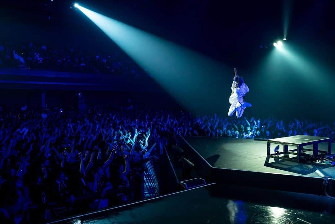 MIYAVI（石原貴雅）さんのインスタグラム写真 - (MIYAVI（石原貴雅）Instagram)「🙏 @miyavi_ishihara “NO SLEEP TILL TOKYO” World Tour 2019 JAPAN🇯🇵 Day ６ JP LEG FINAL🔥12.21 #Osaka @zepp_bayside  ご来場の皆様ありがとうございました！🙏 ． ． Photo By: @mikeyboiiiiii ． 【リリース情報】 MIYAVI NEW ALBUM 💿 NO SLEEP TILL TOKYO 7.24 Release⬇️⬇️ https://umj.lnk.to/miyavi_nsttPR ． 【ライブ情報】 「MIYAVI “NO SLEEP TILL TOKYO” World Tour 2019 JAPAN」 12/5 Sapporo | Zepp Sapporo 12/9 Sendai | Rensa 12/10 Nagoya | Zepp Nagoya 12/12 Fukuoka | Zepp Fukuoka 12/18 Tokyo | Zepp DiverCity TOKYO 12/21 Osaka | Zepp Osaka Bayside ． MIYAVI ファンクラブ ”MYV CREW” 2019年度会員受付中！！ MIYAVI Fan Club“ MYV CREW” 2019 Membership Admission and Renewal Information  ご入会方法は⬇️ http://myv382tokyo.com/myvcrew/about.html ． ． #MIYAVI #NoSleepTillTokyo #NSTT #UnderTheSameSky #MYVCREW #NorthAmerica #USA #CANADA #MEXICO #EUROPE #ASIA #JAPAN #live #札幌 #仙台 #名古屋 #福岡 #東京 #大阪」12月22日 12時30分 - miyavi_staff