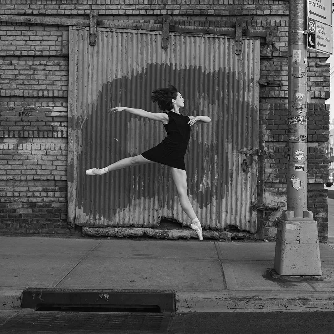 ballerina projectさんのインスタグラム写真 - (ballerina projectInstagram)「Juliet Doherty in Greenpoint Brooklyn. #ballerina - @julietdoherty #greenpoint #brooklyn #newyorkcity #ballerinaproject #ballerinaproject_ #ballet #dance #julietdoherty  The Ballerina Project book is now in stock. A perfect gift 🎁 for the holidays. Link is located in our Instagram profile. @ballerinaprojectbook #ballerinaprojectbook」12月22日 12時45分 - ballerinaproject_